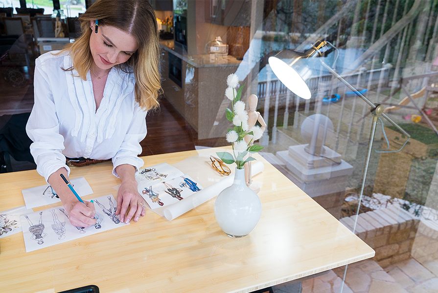 Xdesk power adjustable desk rising from sitting to standing